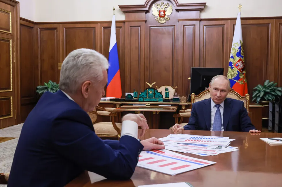 На выборах в Государственную думу 2026 года в ряде одномандатных округов Москвы могут выдвинуться участники войны против Украины. Столичные власти готовы поддержать таких кандидатов на федеральном уровне, хотя ранее не стремились пускать «ветеранов СВО» в московский парламент.