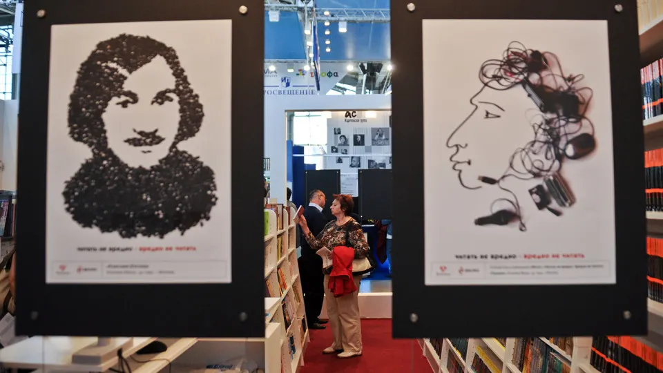 Книги Пушкина, Гоголя, Тургенева, Толстого и Булгакова в онлайн‑сервисах получили предупреждающие отметки в связи с новым законом о запрете «пропаганды» наркотиков, несмотря на прежние заверения законодателей, что классика под него не подпадёт.