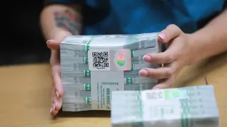 За одну неделю объем наличных в обращении вырос на 240 млрд руб. на фоне отключений мобильного интернета, ужесточения контроля за банковскими переводами и роста предложений скидок при оплате наличными.