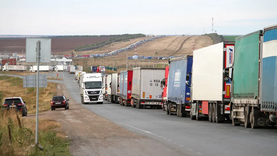 Российские компании все чаще отказываются от ввоза китайских товаров через Казахстан: после ужесточения контроля грузы застревают на досмотрах, растут неформальные платежи и сроки доставки, а бизнес переориентируется на более дорогие, но предсказуемые маршруты.