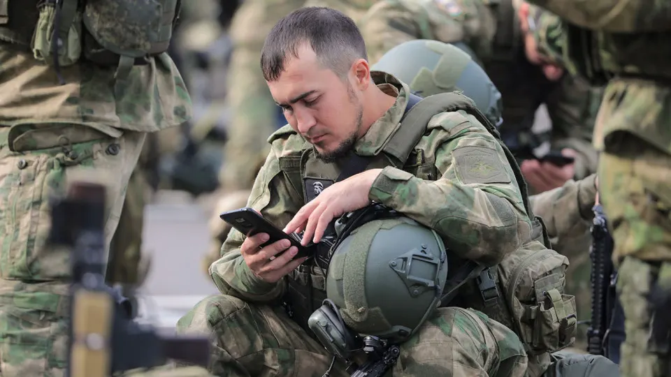 Несмотря на попытки перевести личный состав на госплатформы и внедрить «внутренний мессенджер», солдаты на передовой по-прежнему обходят блокировки и используют Telegram через VPN — при этом связь остаётся нестабильной.
