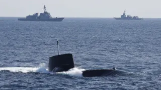 Правительство Японии радикально ослабило запреты на экспорт боевых вооружений, открыв путь к продаже ракет, кораблей, подлодок и самолетов за рубеж. Новые правила допускают поставки даже в зоны конфликтов в исключительных случаях, если это признано необходимым для безопасности страны.