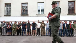 Минобороны подготовило поправки, позволяющие проверять военнослужащих на алкоголь прямо в части с помощью специальных средств, без обязательной доставки в медучреждение. Инициатива связана с трудностями доставки на освидетельствование в условиях боевых действий и сообщениями о наборе на контракт людей с алкогольной зависимостью.