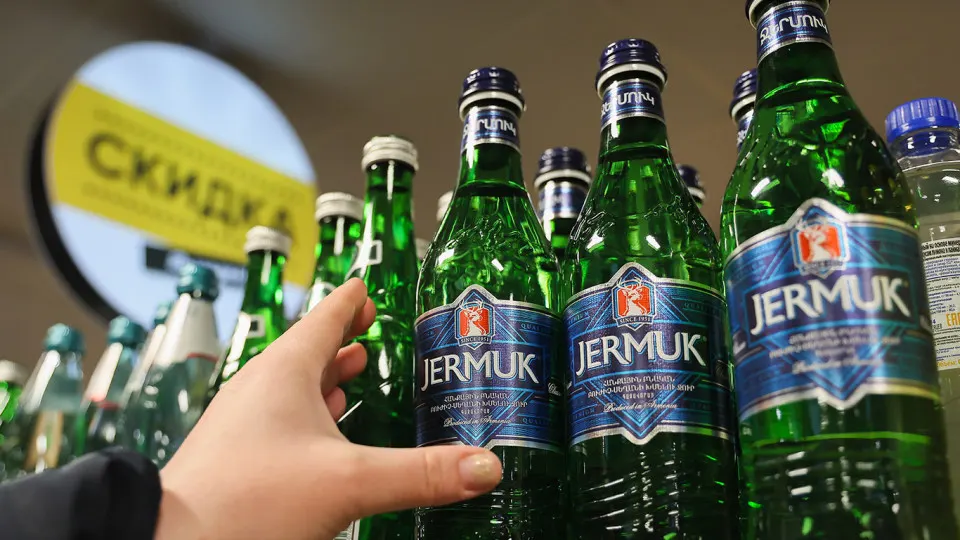 Роспотребнадзор сообщил о снятии с продажи и временной блокировке партий воды «Джермук» из‑за превышения содержания некоторых ионов и несоответствия маркировке. Решение последовало на фоне недавнего обострения двусторонних отношений.