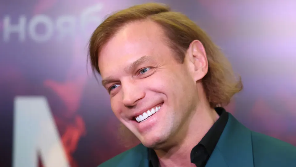 Следствие завершило дело о поставках китайских комплектующих при модернизации автомата АК‑12 вместо оговорённых в госконтракте российских деталей. Перед судом предстанут пятеро фигурантов, которым вменяют мошенничество в особо крупном размере, контрабанду и злоупотребление полномочиями при исполнении гособоронзаказа.