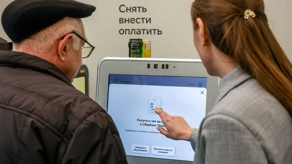 По итогам 2025 года суммарная численность персонала в 20 крупных банках снизилась на 4% — до 557 тыс. человек. Основные сокращения пришлись на госбанки; банки закрывали отделения и переводили процессы на аутсорсинг и автоматизацию.