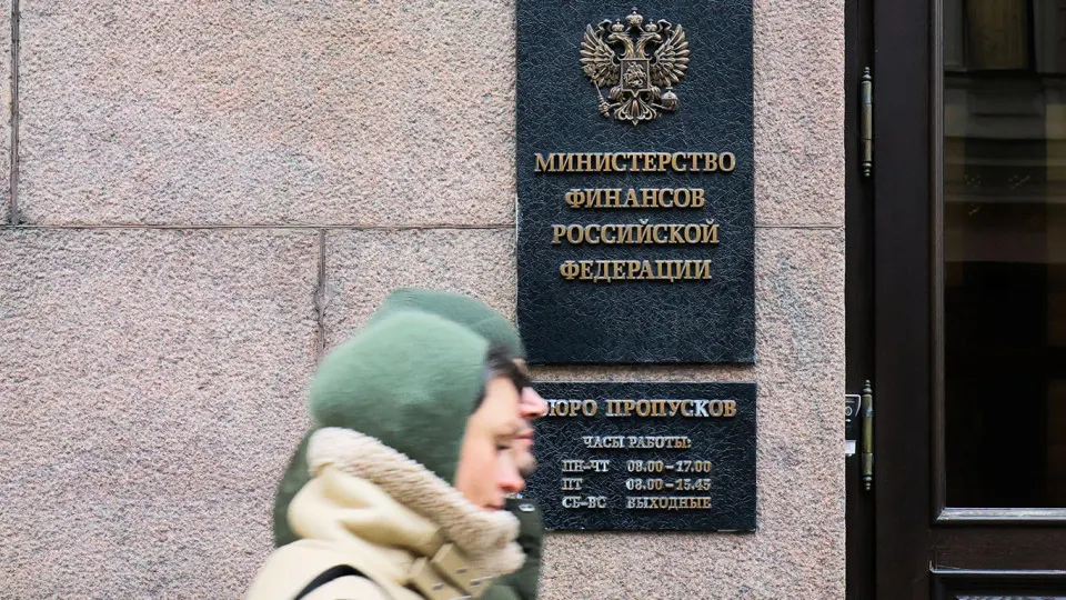 С мая Минфин снова выходит на валютный рынок: на фоне резкого роста цен на нефть ведомство планирует направить дополнительные нефтегазовые доходы на закупку валюты и золота для ФНБ, сглаживая влияние сырьевой волатильности на рубль и бюджет.