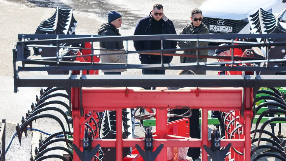 В первом квартале 2026 года выпуск и поставки российской сельхозтехники заметно сократились из‑за переполненных складов и снижения спроса, а рынок падает уже третий год подряд.