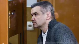 Никулинский суд Москвы назначил Алексею Тайчеру 11 лет колонии общего режима, штраф 2 млн рублей и запрет на руководящие должности за мошенничество на сумму около 1,2 млрд рублей в ущерб структурам РЖД и холдингу «Трансфин-М». Осужденный вину не признал и настаивал на оправдании.