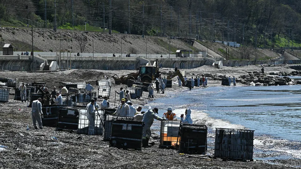 В Туапсе и соседнем Шепсинском округе приостановлена подача воды после ночной атаки дронов по нефтеперерабатывающему заводу; властями организуют подвоз воды и эвакуацию, на место вылетает глава МЧС.