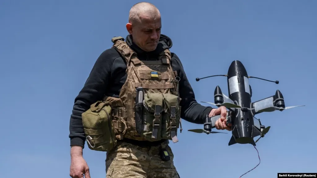 В Пермском крае и Оренбургской области зафиксированы атаки беспилотников на промышленные предприятия: на одной площадке произошёл пожар, работников эвакуировали, жертв нет; по данным оборонных ведомств, несколько ДПЛО были сбиты.