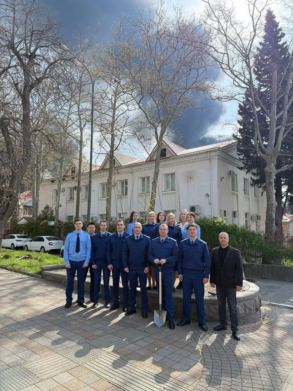 Прокуратура Краснодарского края отчиталась об акции по озеленению города на фоне продолжающегося несколько дней пожара в морском терминале Туапсе после атаки беспилотника.