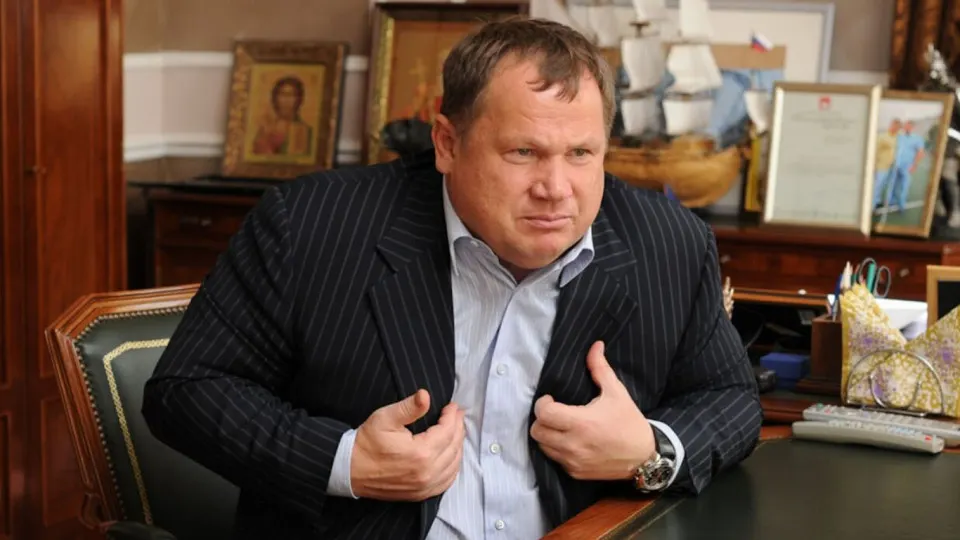 20-летнего жителя Перми, сына депутата городской думы, подозревают в участии в схеме телефонного мошенничества, в рамках которой у пенсионеров забирали крупные суммы наличными. Молодого человека задержали во время очередного выезда за деньгами; он признал вину, а его семья начала возмещать ущерб потерпевшим.