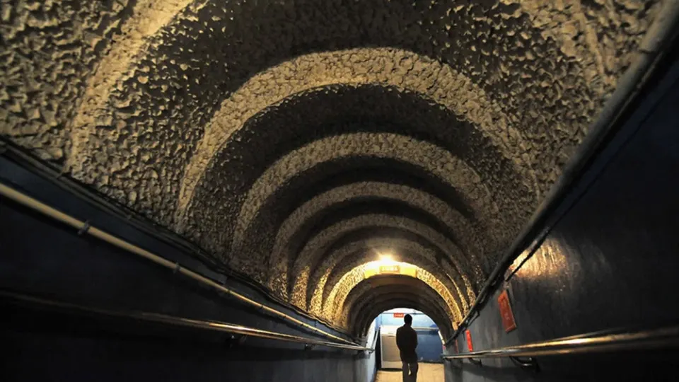 Российские бизнесмены инвестируют миллионы рублей в новозеландскую недвижимость с подземными убежищами и заказывают аналогичные бункеры в России на фоне опасений глобального конфликта.