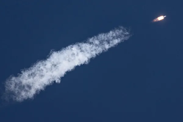 30 апреля с космодрома Байконур состоялся первый пуск одноразовой двухступенчатой ракеты‑носителя «Союз‑5». По данным разработчиков, первые ступени отработали штатно, а габаритно‑массовый макет выведён на расчётную суборбитальную траекторию.