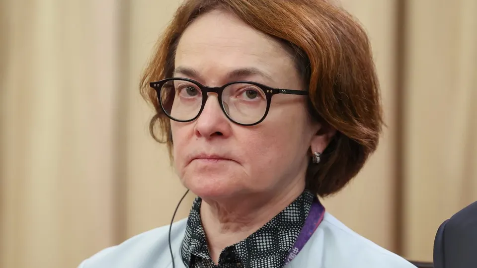 Центробанк сообщил о замедлении экономики России в первом квартале 2026 года: ВВП сократился, промышленность балансирует на грани рецессии, население переходит в режим жесткой экономии, а дополнительная нефтяная выручка не меняет общий слабый прогноз роста.