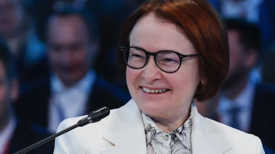 Глава Центробанка на Альфа‑саммите отметила, что западные рынки капитала для российских компаний закрыты из‑за санкций, поэтому экономика сейчас в основном финансируется за счёт внутренних накоплений при высокой инфляции и высоких процентных ставках.