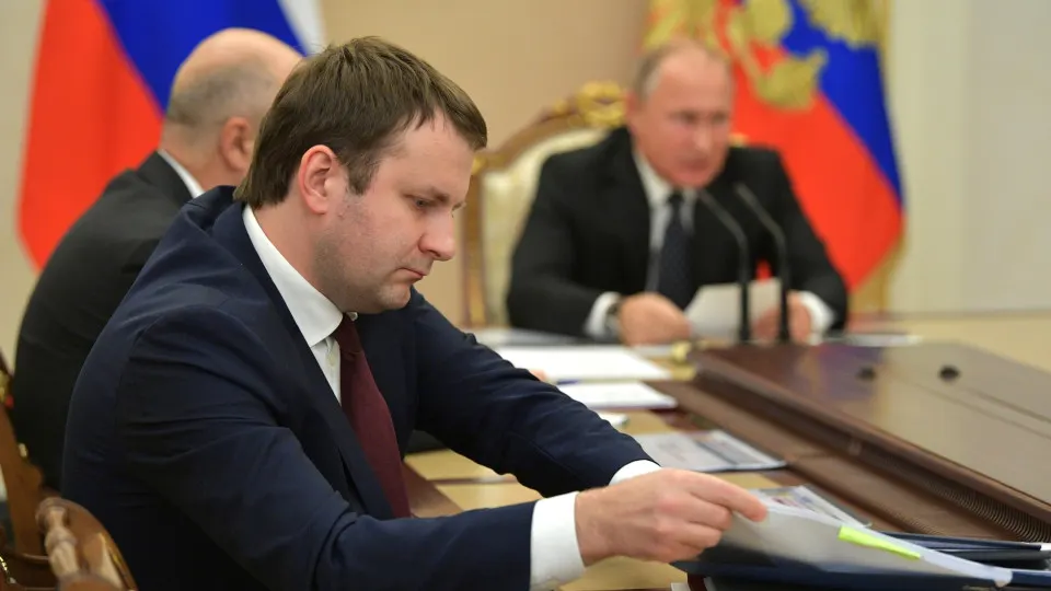 Помощник президента по экономике заявил, что спаду способствуют дефицит ресурсов и кадров и медленное внедрение технологий; Центробанк прогнозирует рост ВВП в 2026 году на 0,5–1,5%.