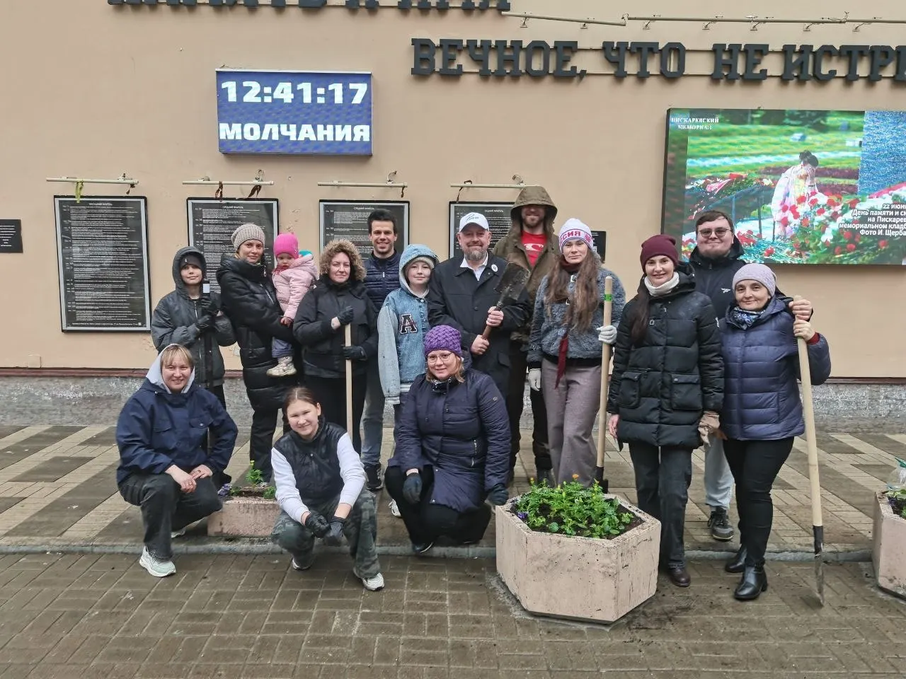 В Санкт-Петербурге прошёл традиционный общегородской субботник: по данным городских властей, участие приняли порядка 200 тысяч жителей, в том числе ветераны боевых действий, юнармейцы, школьники, пенсионеры и семьи с детьми.