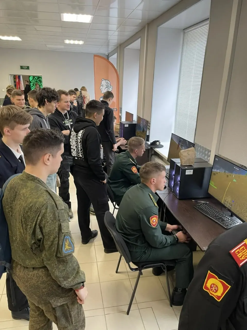 В центре имени Суворова начался турнир студенческой лиги гонок дронов: в соревнованиях участвуют 70 студентов из 14 петербургских вузов. Организаторы рассчитывают привлечь молодёжь в сферу беспилотной авиации.