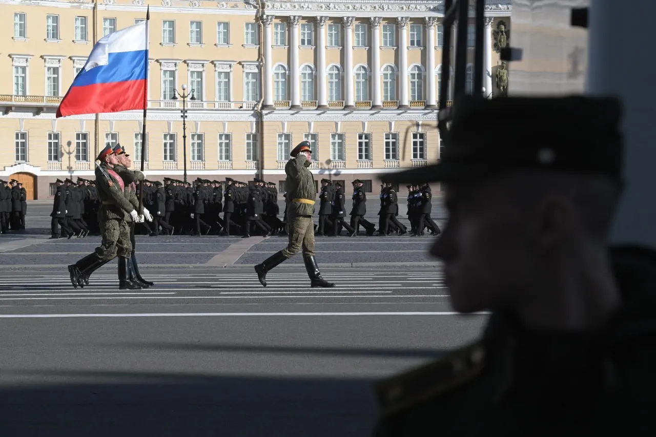 После совещания с участием губернатора Александра Беглова власти урезали число приглашений на парад и отложили окончательное решение о очном проведении «Бессмертного полка». Минобороны подтвердило, что в Москве не будет колонны тяжёлой техники.