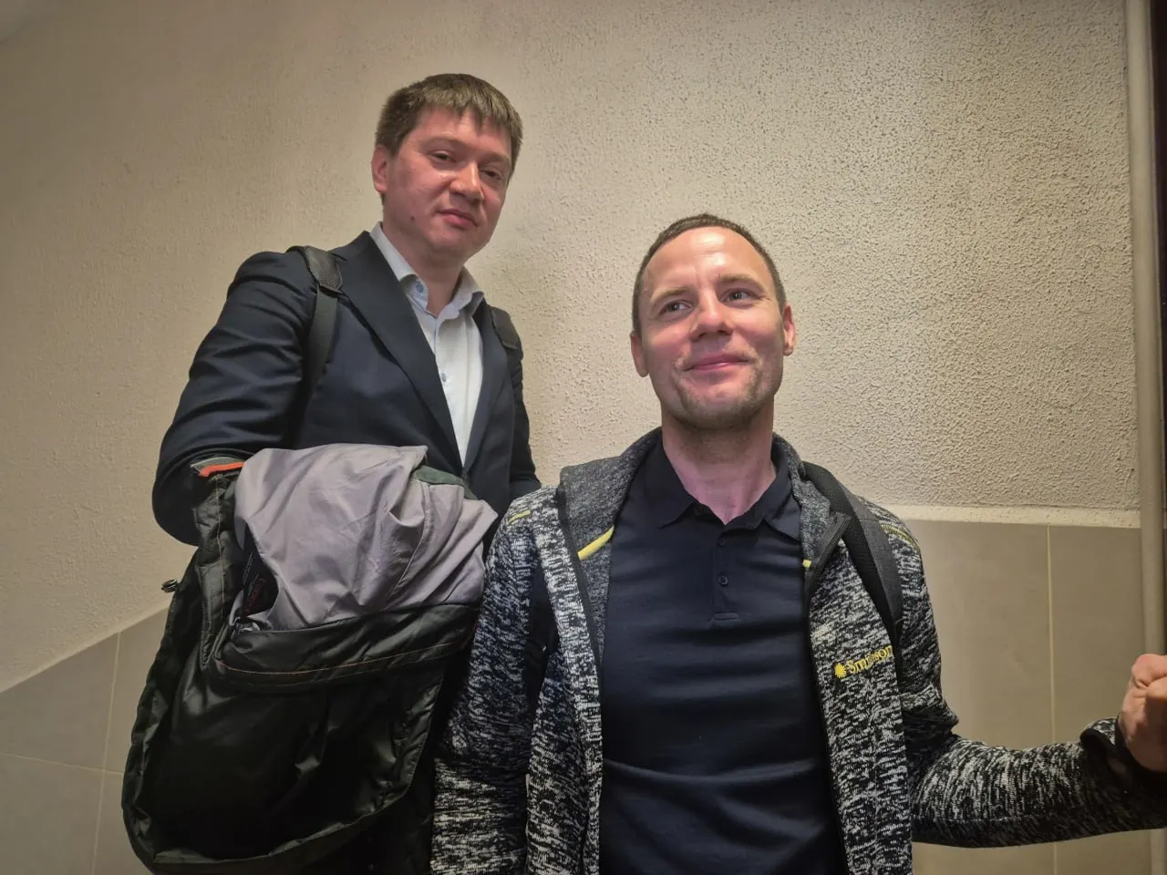 Юрист сообщил, что полицейские несколько раз звонили и приглашали явиться для составления протокола; при отказе ему пригрозили принудительной доставкой и обвинением в неповиновении. Одновременно против него инициированы административные дела о «дискредитации» армии.