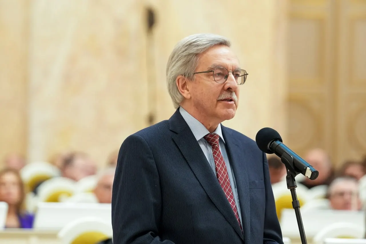Шишлов объявил о решении уступить место следующему в партийном списке: по его словам, административный штраф лишает его возможности переизбраться. Новым главой фракции стала Ольга Штанникова.
