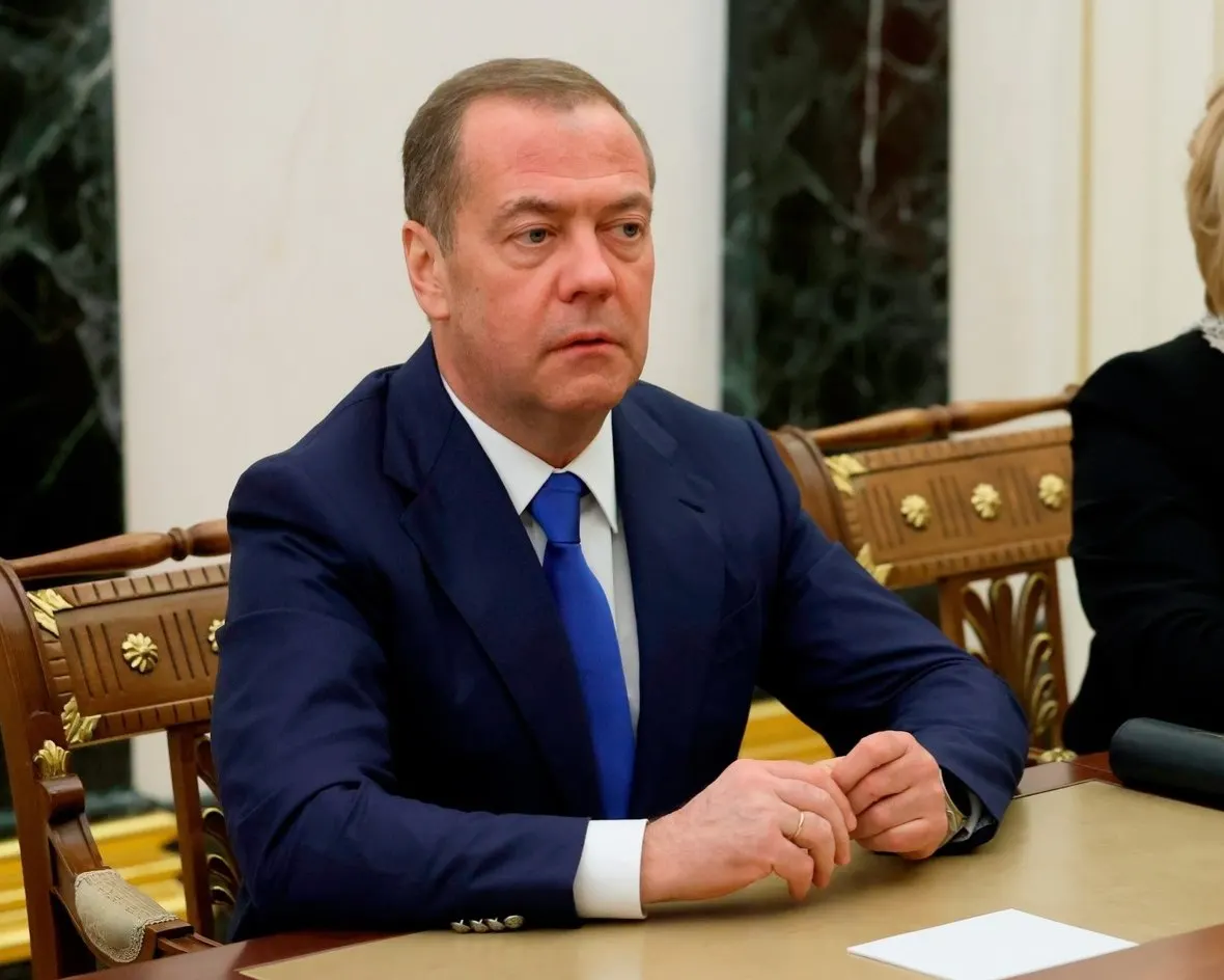 Экс‑президент Дмитрий Медведев выступит 1 мая в Санкт‑Петербурге на партийном форуме, посвящённом здравоохранению и поддержке семей с детьми. В форуме также примут участие представители правительства, уполномоченные президента и губернаторы Северо‑Западного федерального округа; в день мероприятия возможны ограничения движения и сбои мобильной связи.