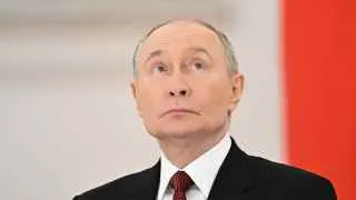 Президент Владимир Путин заявил, что страна должна работать на фронт по образцу тыла времён Великой Отечественной войны, и пообещал продолжить создание «зоны безопасности» на границе с Украиной, добиваясь выполнения целей СВО. Тем временем эксперты указывают на подготовку к новой волне частичной мобилизации и ограниченные успехи российской армии на фронте.