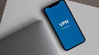 Участники рынка VPN предупреждают: в ближайшие дни оплата зарубежных VPN‑сервисов с российских банковских карт может быть заблокирована, а зачистка серверов станет основным инструментом давления на такие сервисы.
