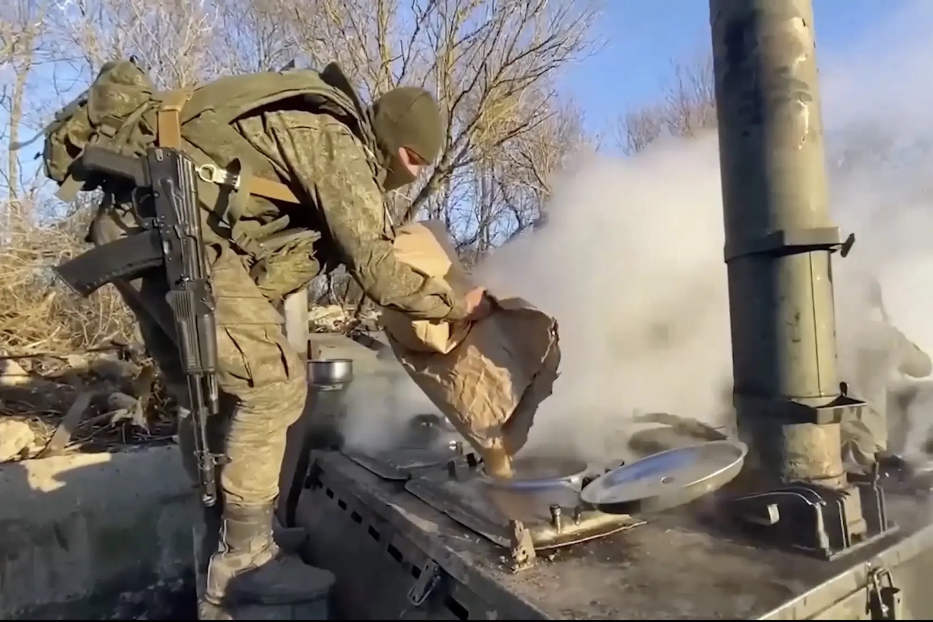 Кейтеринговый холдинг «РБЕ», вновь ставший основным поставщиком питания для Минобороны после ухода структур Евгения Пригожина, увеличил годовую выручку до рекордных 172,7 млрд рублей, однако чистая прибыль сократилась на фоне резкого роста расходов, прежде всего на оплату труда и управленческий аппарат.