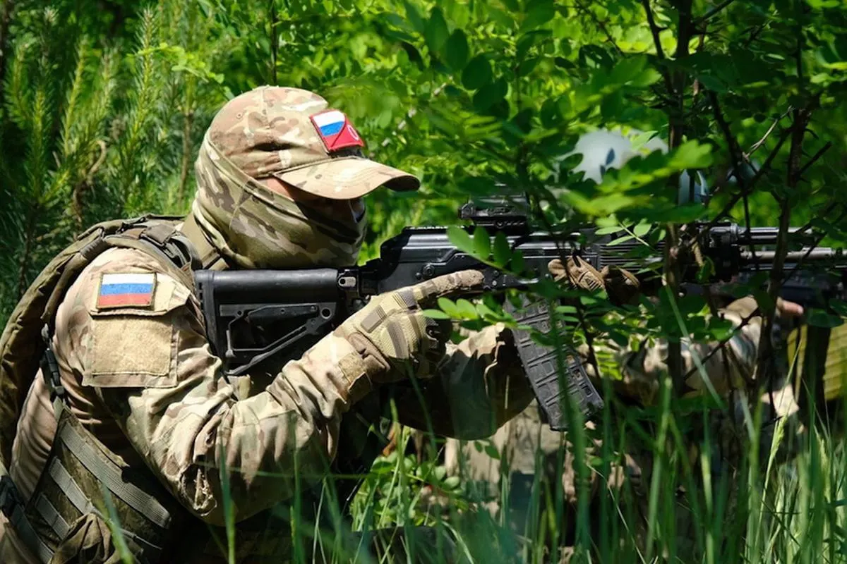 Аналитики Института изучения войны (ISW) считают, что амбиции Кремля захватить весь Донбас не соответствуют текущей ситуации на поле боя: темпы продвижения РФ замедлены, а украинские укрепления и контратаки ставят под сомнение возможность полного контроля.