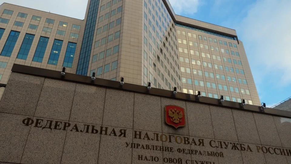 Налоговики активнее проверяют случаи закрытия и повторной регистрации ИП. Предпринимателей, которые переоформляют бизнес ради «обнуления» лимитов по НДС или изменения налогового режима, могут обязать доплатить налог вместе с пени и штрафами.