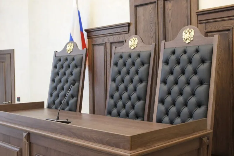 Мурманский областной суд признал североморца виновным в государственной измене и пособничестве: ему назначено 14 лет строгого режима, 1,5 года ограничения свободы и штраф 450 тыс. рублей. По версии следствия, с декабря 2022 года по май 2024 года обвиняемый перечислил деньги в поддержку вооружённых формирований Украины через посредницу, используя кодовые слова.