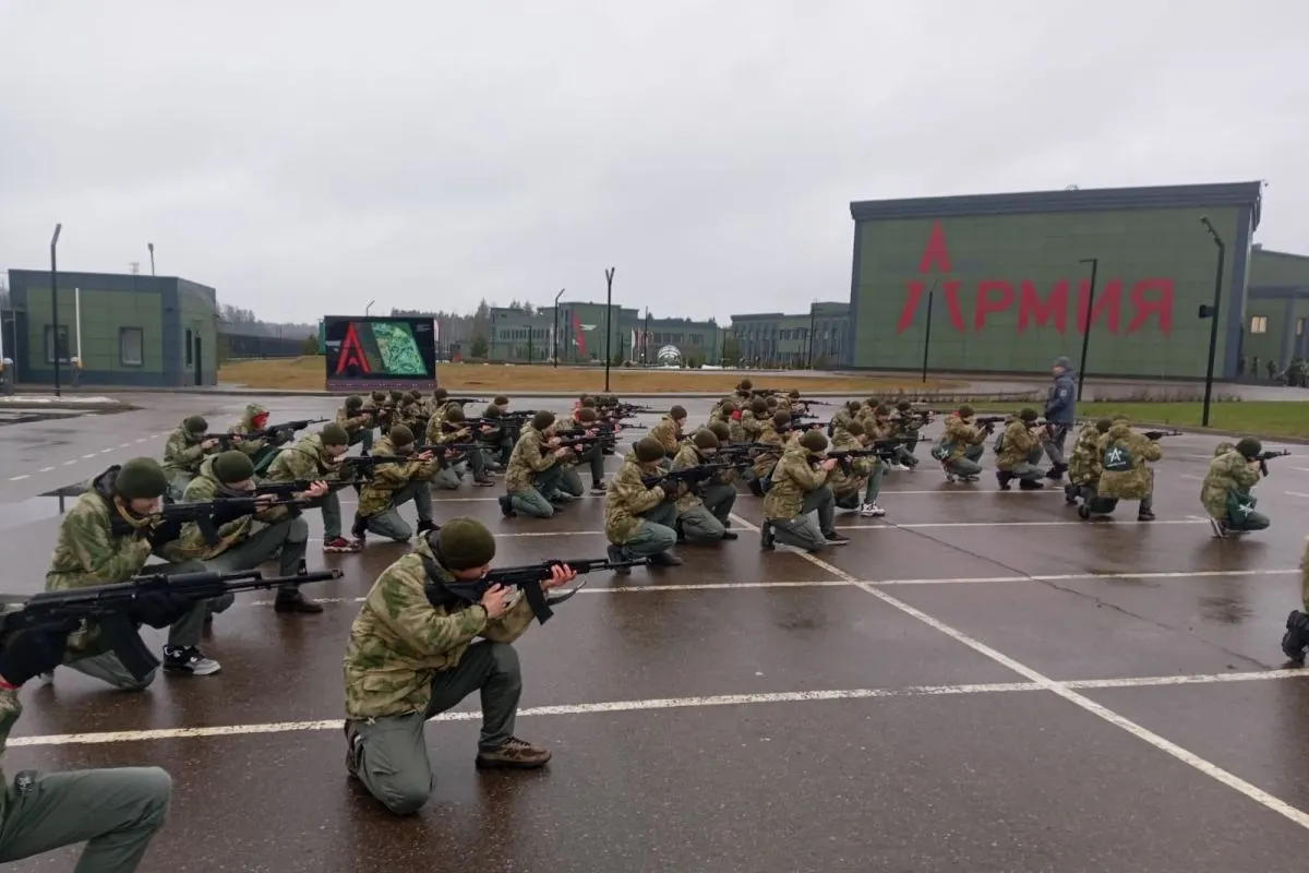 За последние пять лет из бюджета направили как минимум 50 млрд рублей на создание и работу центров для обязательных военных сборов школьников. В них проводят строевую подготовку, стрельбы, обучение обращению с оружием и патриотическое воспитание.