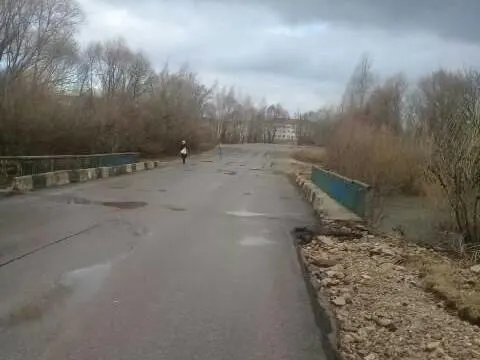 После снижения уровня паводковых вод в Рыбновском округе восстановили проезд по мосту у деревни Валищево.