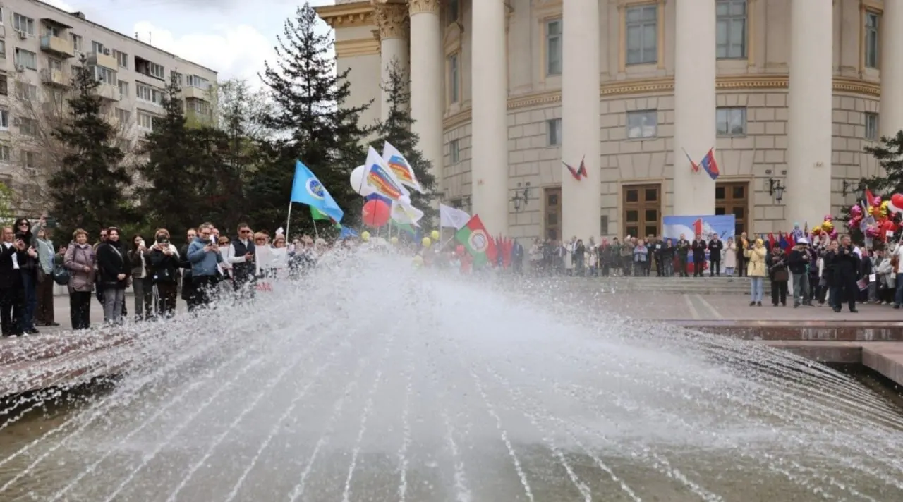 Митинг занял около десяти минут: короткое поздравление, детские стихи и один танец. После участники были приглашены на концерт в ДК.