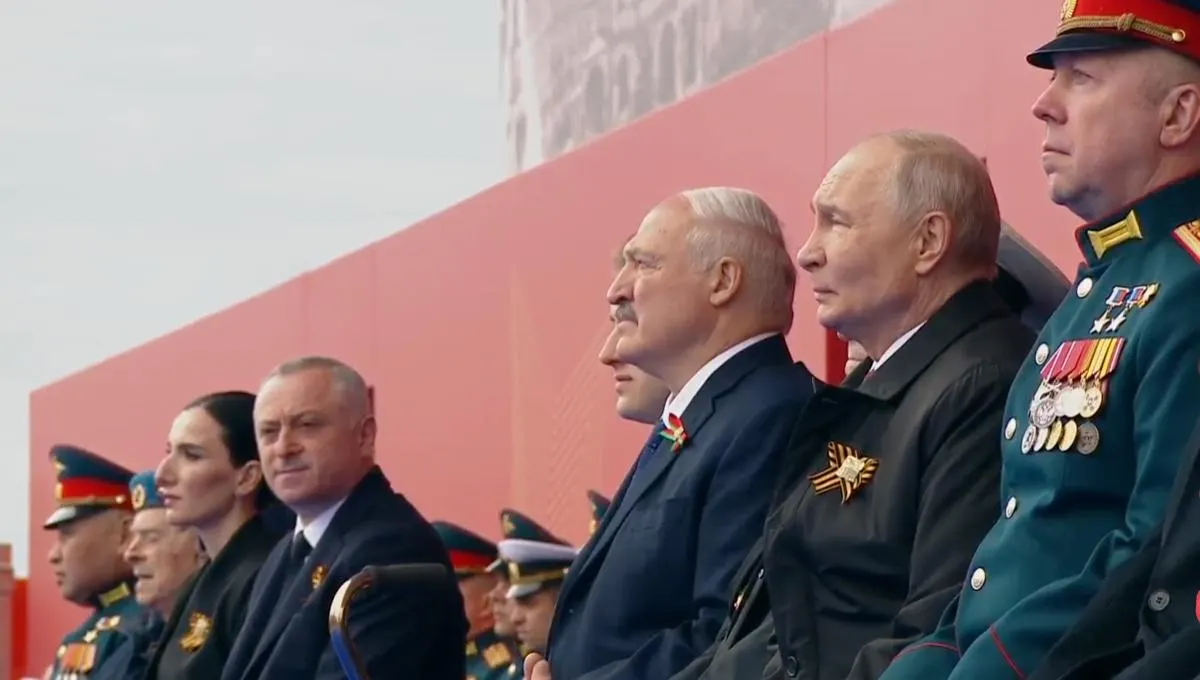 Во время парада Победы президент назвал этот день «священным», подчеркнул роль советского народа в разгроме нацизма и связал подвиг ветеранов с мужеством современных участников «СВО». На трибуне рядом с ним впервые разместили бойца спецоперации наравне с ветераном Великой Отечественной войны.