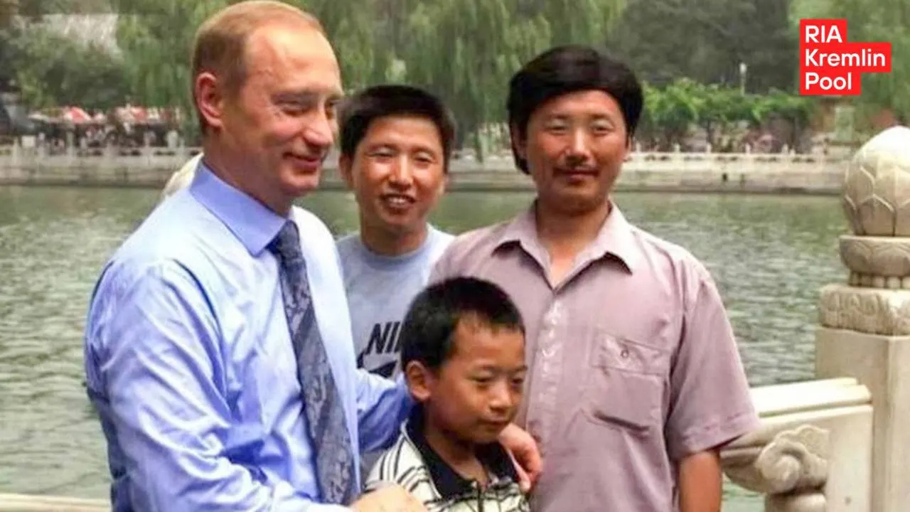 Мужчина с архивного снимка 2000 года вырос: Пэн Пай стал инженером, учился в Москве и рассказывал, что мечтает поделиться этим с главой государства. Ностальгия по нулевым годам снова в центре внимания.