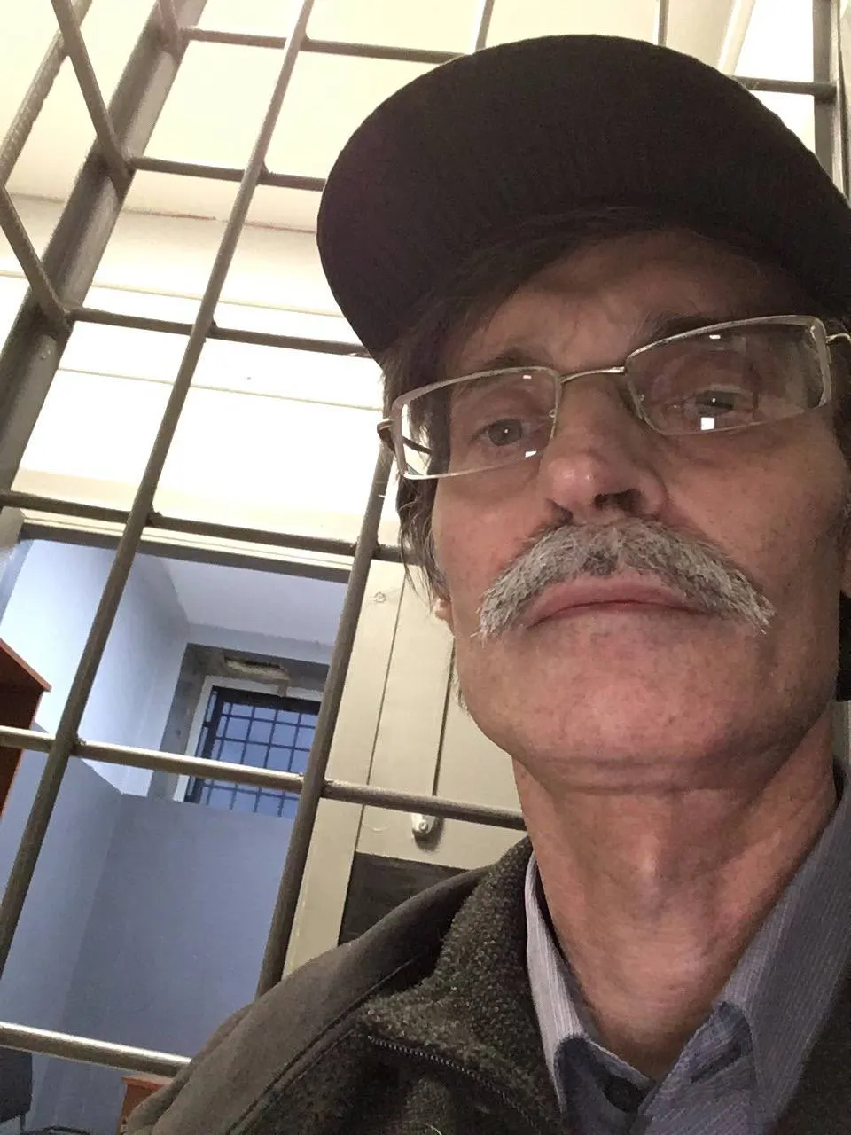 Петрозаводский суд обязал главу местного отделения «Яблока» выплатить штраф по статье о демонстрации экстремистской символики за публикации 2020 года, которых нет на его странице; решение может помешать ему участвовать в осенних выборах.
