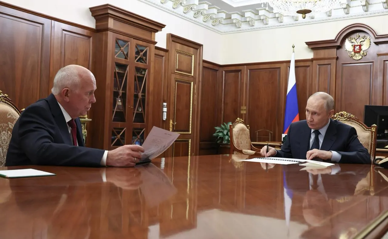 Глава Ростеха доложил президенту о задержках с производством пассажирских самолётов: серийный запуск МС‑21 и Сухого Суперджета‑100 отложен до следующего года, а ранее озвученные планы по объёмам выпуска также сдвигаются.