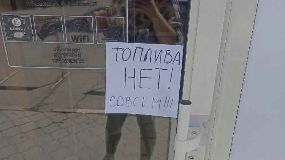 С 31 мая в Крыму вводятся талоны на АИ‑95 и лимит на розничную продажу АИ‑92 — до 20 л на одно транспортное средство. Меры связаны с перебоями в работе НПЗ и нарушениями логистики; власти обещают нормализовать ситуацию в течение 30 дней.