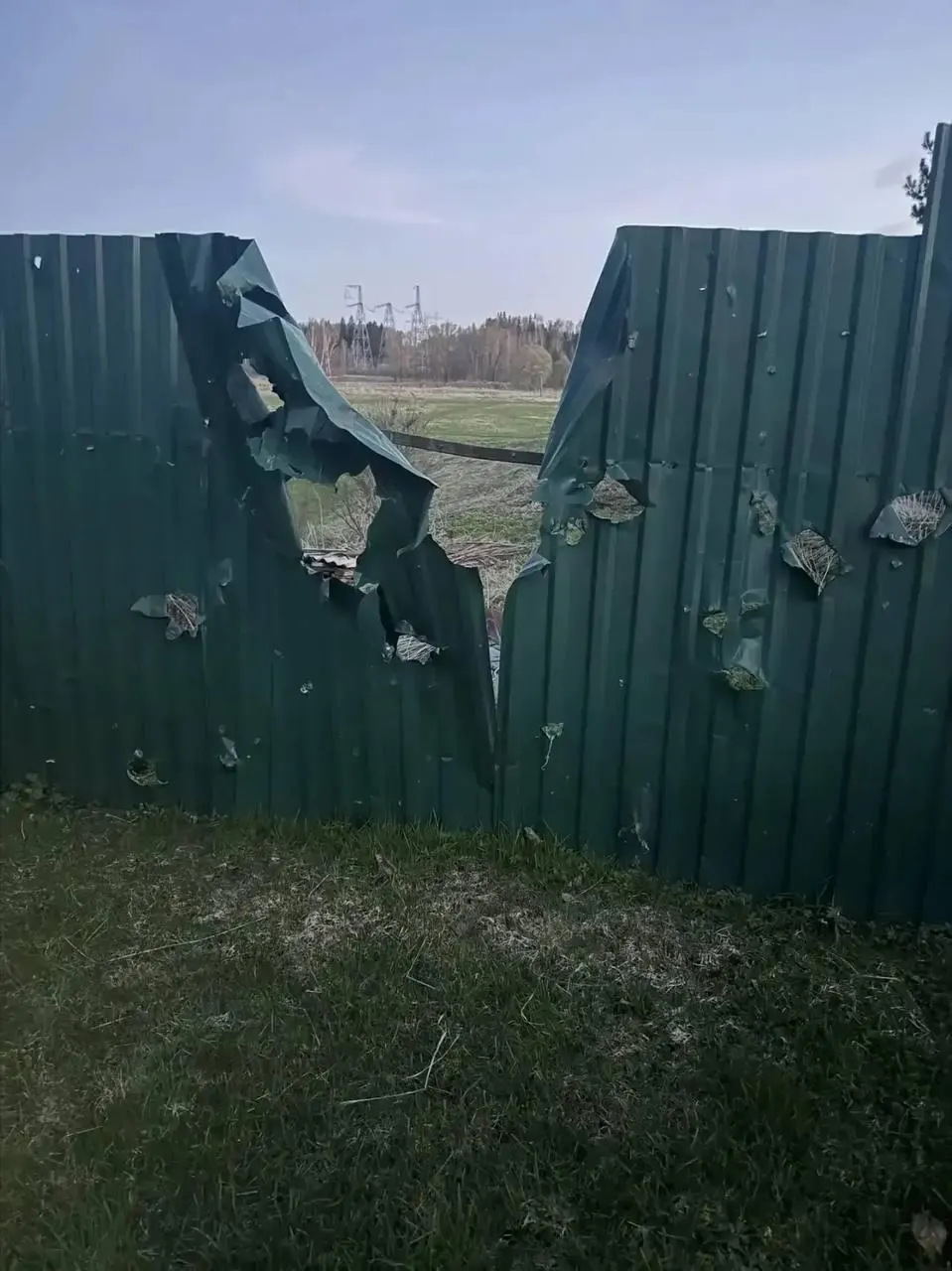 В ходе ночной волны атак беспилотников в Подмосковье погиб 77‑летний мужчина, в Ленинградской области и других регионах отмечают массовые перехваты дронов; в Приморске тушили пожар в порту, в Петербурге — сбои мобильной связи и задержки рейсов.