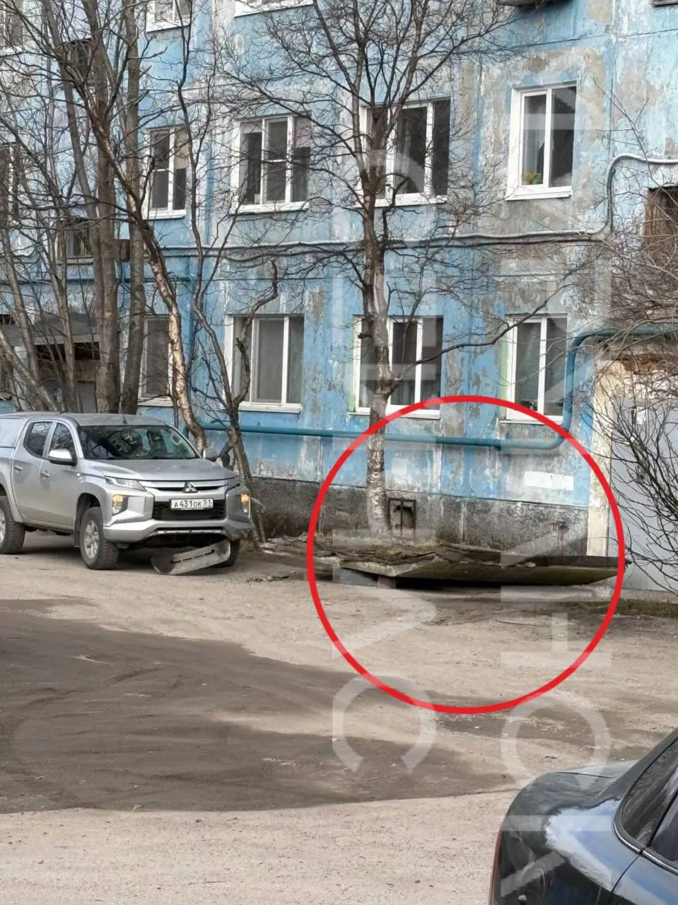 На Героев‑Североморцев, 66/19 упал козырек подъезда и задел стоящую рядом машину. Местные отмечают ухудшение состояния жилых домов.