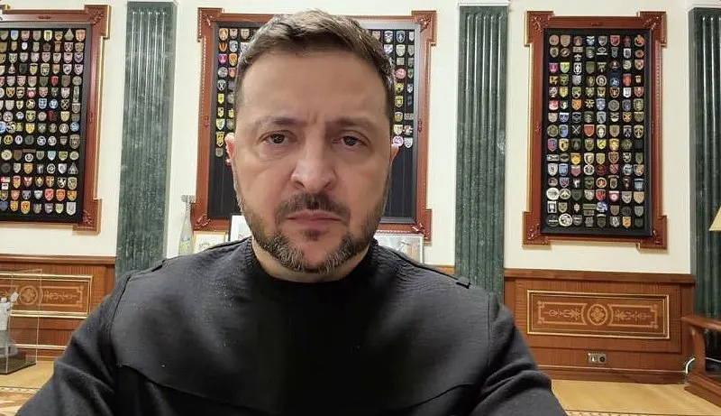 По словам президента Украины, разведданные, в том числе от американских и европейских партнёров, указывают на подготовку комбинированного удара с применением «Орешника», возможна угроза для Киева. Граждан просят внимательно относиться к сигналам тревоги и пользоваться укрытиями.