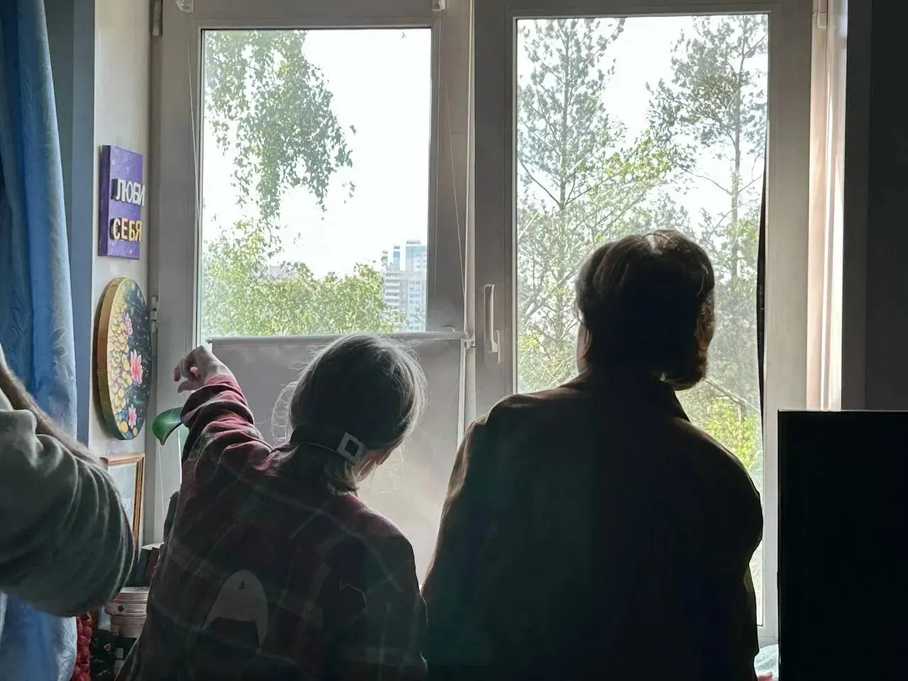 Ночной налёт БПЛА на Московскую область: в Химках беспилотник врезался в частный дом — есть погибшая и госпитализированный; в других населённых пунктах Подмосковья повреждены квартиры и произошли пожары. По стране за ночь сбили 555 беспилотников.