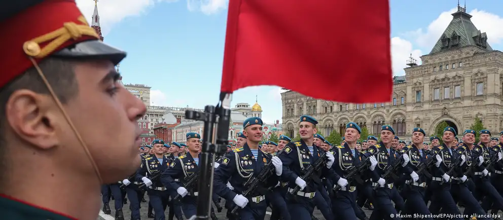 В ряде городов России парады 9 мая пройдут в сокращённом формате или отменены вовсе: техника и кадеты не будут задействованы. Эксперты объясняют это соображениями безопасности, перегруженностью ресурсов на фронте и политическими мотивами — последствия для власти неоднозначны.
