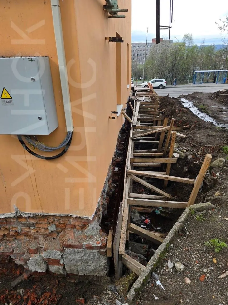 Жильцы мурманского дома на улице Папанина жалуются, что вода со склона уходит под здание: фундамент раскопан, внутри — сырость и запущенные подъезды.