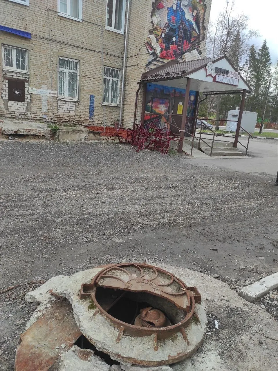 После недавнего ремонта у входа в детскую библиотеку в Шумерле обвалился парапет. Здание со стороны улицы приведено в порядок, а со двора продолжает разрушаться — жители и эксперты ставят под вопрос качество работ и безопасность.