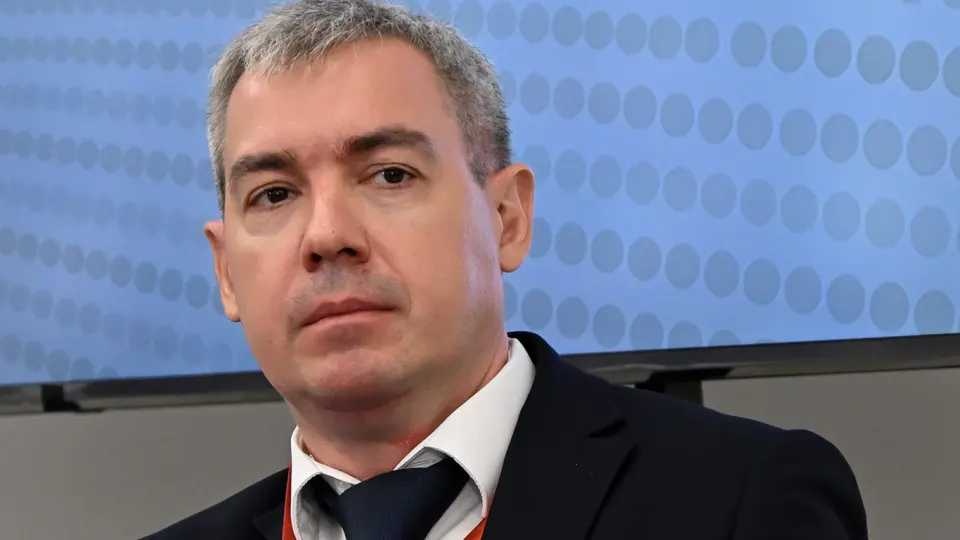 После передачи части функций интернета под контроль ФСБ в Министерстве цифрового развития обсуждаются уходы двух заместителей министра и масштабная перестройка структуры ведомства.